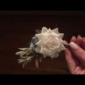 (5) Men’s faux white boutineres!